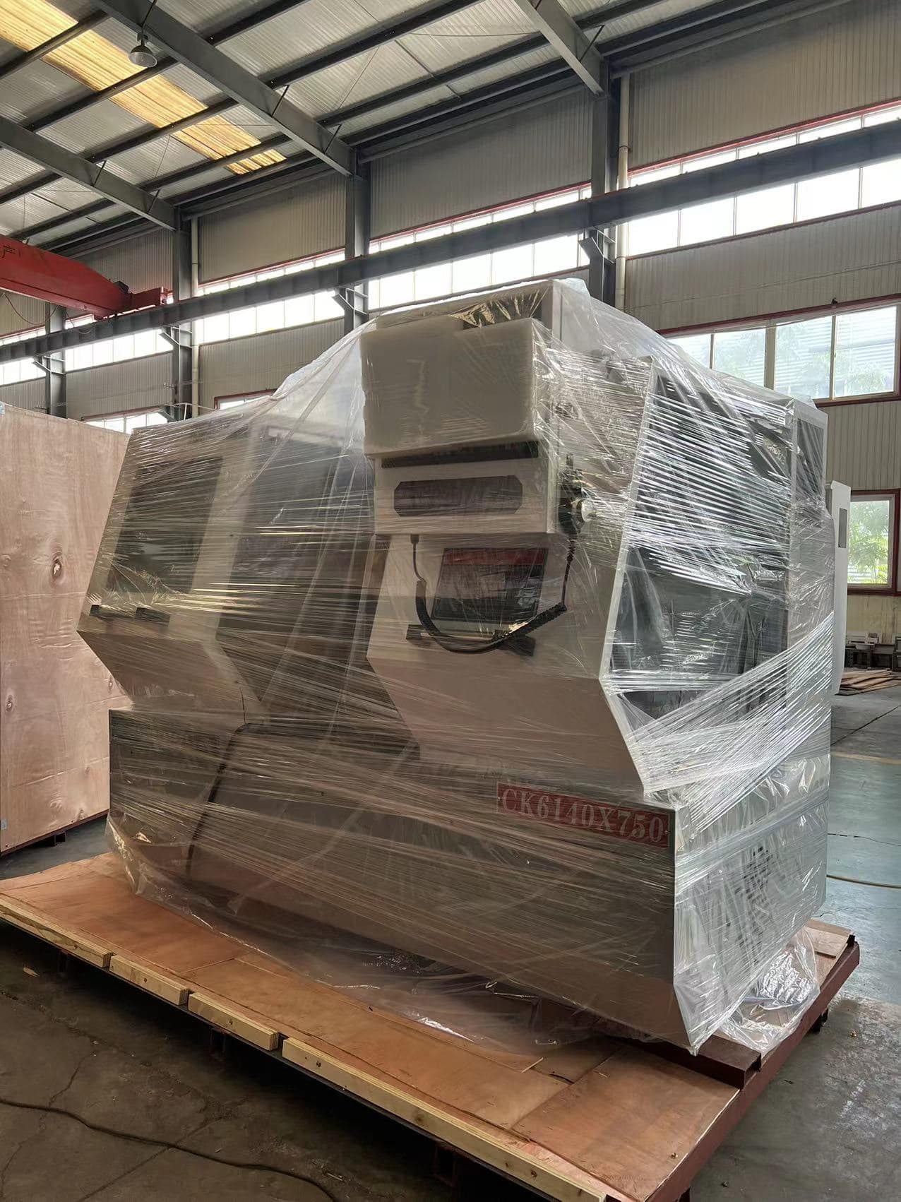 CK6140x750 Токарный станок с ЧПУ с плоской станиной 271bdd258690ea3352d8d6312855999-min (1)