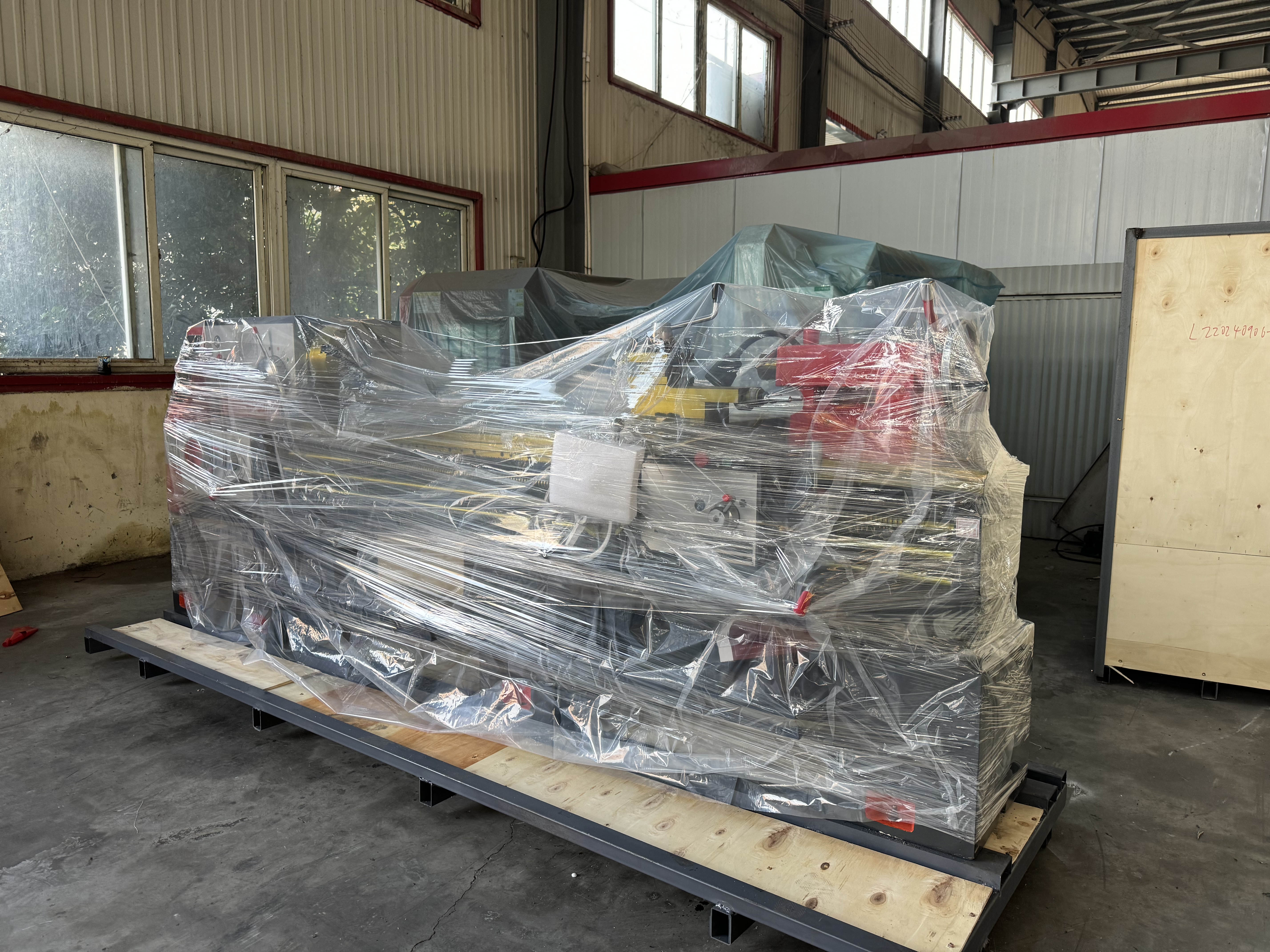 Токарный станок с ЧПУ ALCA6150X2000 упакован и отправлен в Бразилию, что повышает эффективность производства в различных отраслях промышленности