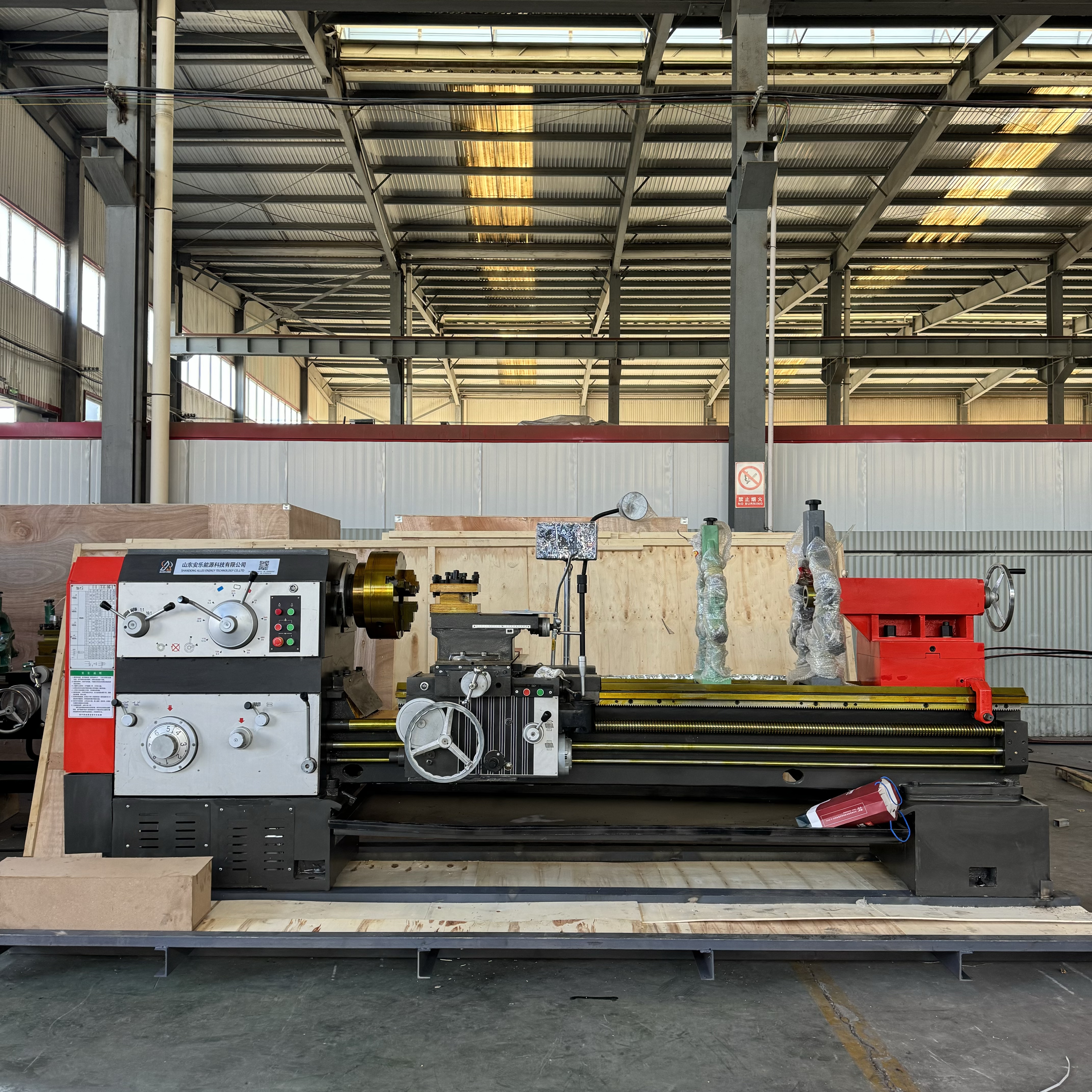 Недавно токарный станок с ЧПУ ALCA6180-2000 был упакован и готов к отправке в Россию. Благодаря своим выдающимся характеристикам в области точного производства этот высокопроизводительный токарный станок с ЧПУ обеспечит надежную производственную поддержку для крупных промышленных предприятий в России. Как устройство, разработанное для удовлетворения потребностей современного производства, ALCA6180-2000 будет и дальше способствовать развитию российской отрасли точной обработки и поможет местным предприятиям повысить эффективность производства и точность обработки.