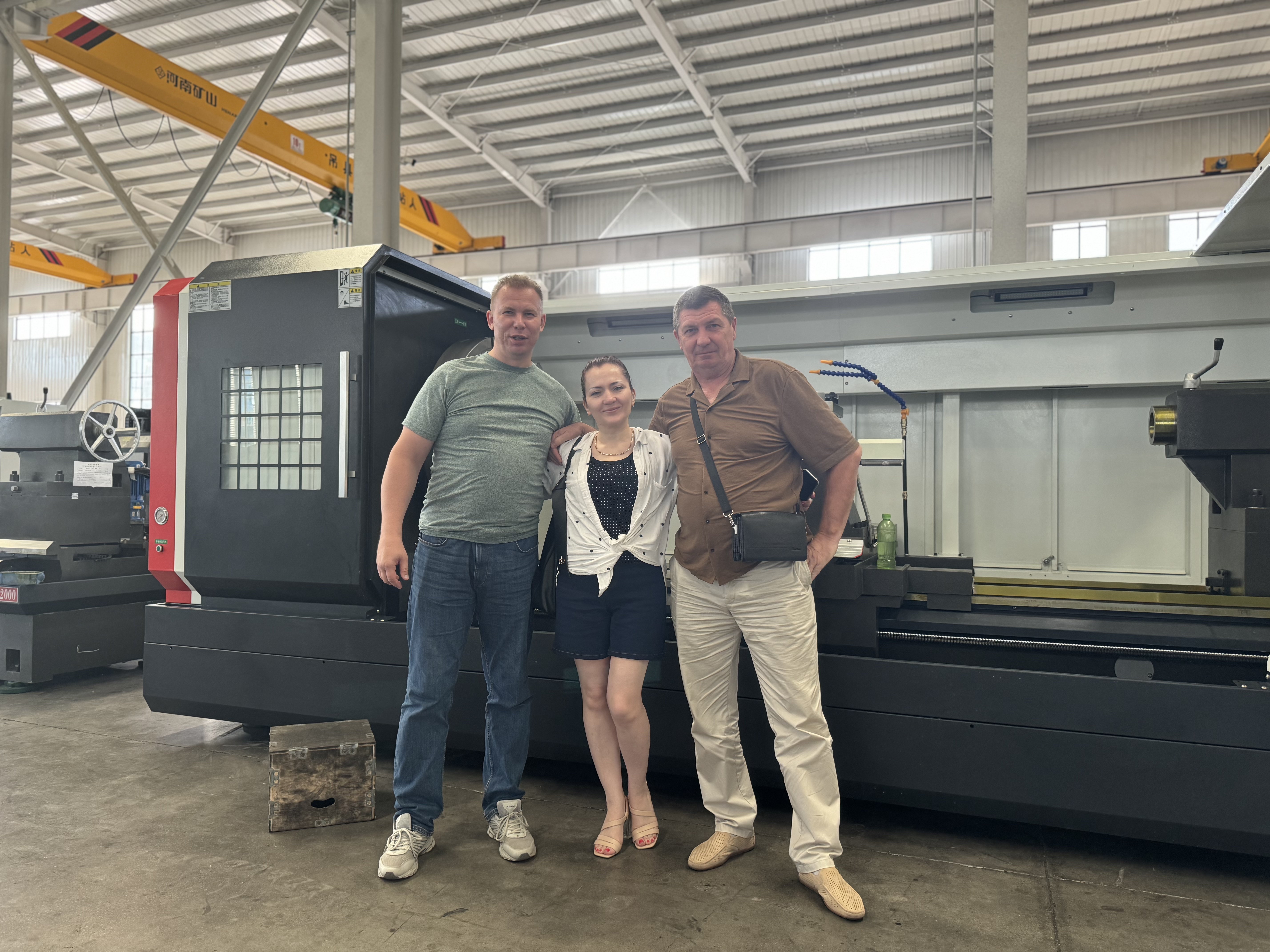 Российские клиенты посещают нашу компанию для экскурсии по заводу токарных станков с ЧПУ и подробного обсуждения сотрудничества