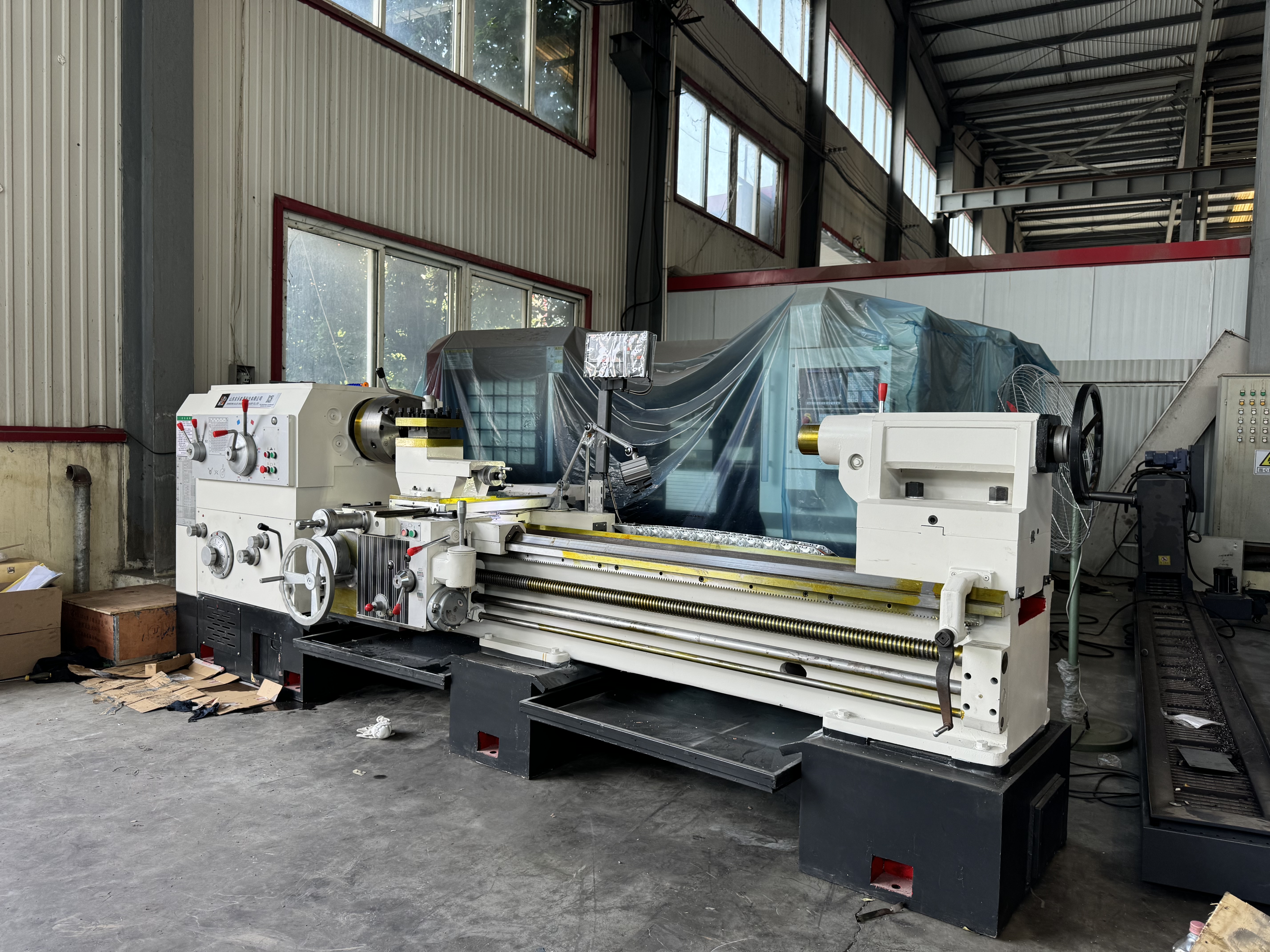 Токарный станок с ЧПУ ALCA6180-2000 отправлен в Италию: высокопроизводительное металлообрабатывающее оборудование выходит на международный рынок