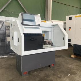 Черноистую металлическую промышленную машину