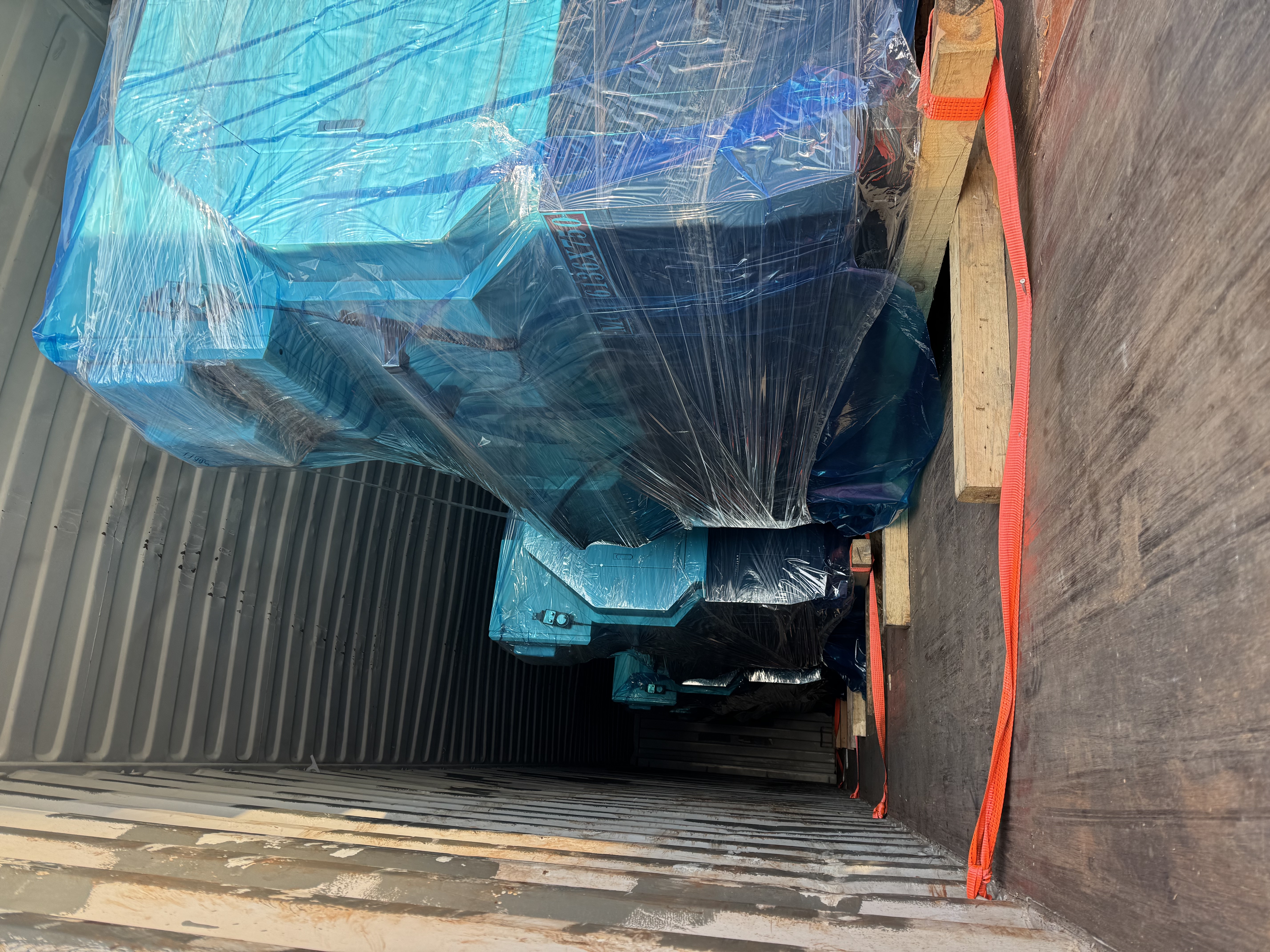 Четыре токарных станка с ЧПУ ALCK6136X750 были упакованы и отправлены в Израиль.